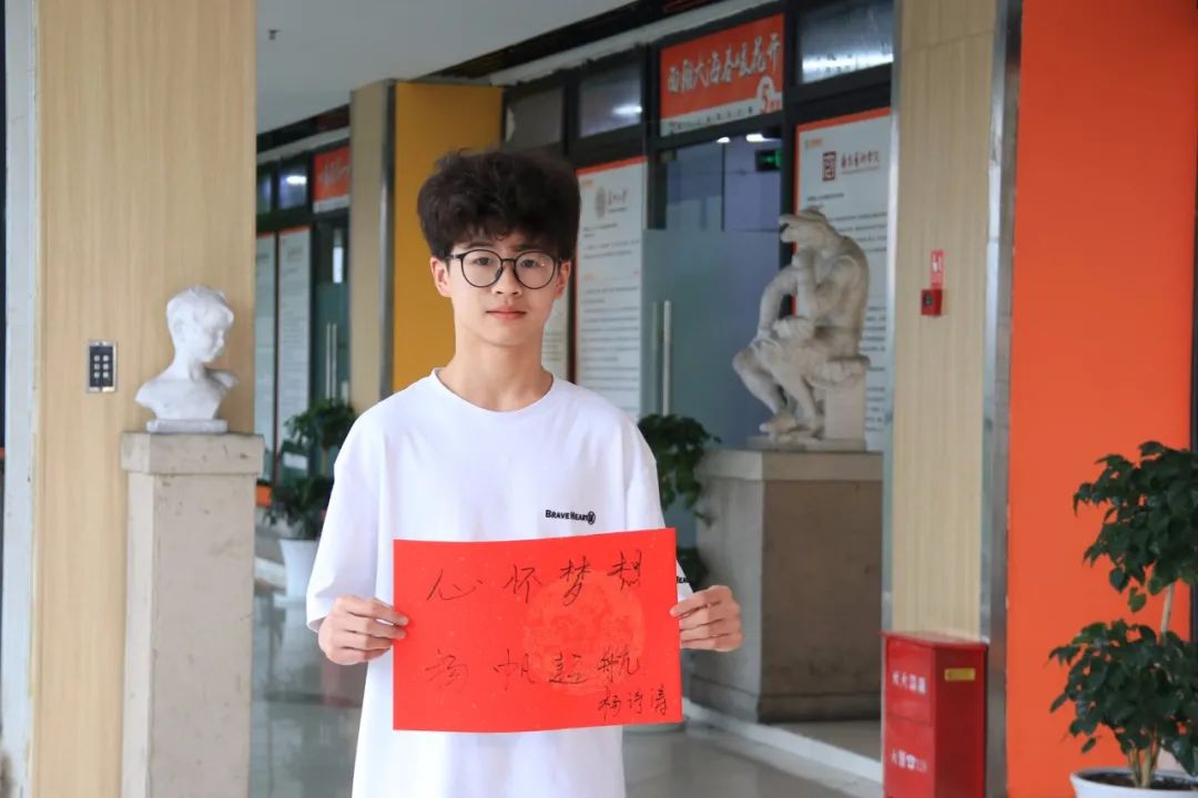 逐夢(mèng)高考向未來(lái)丨巨明畫(huà)室祝所有高三學(xué)子高考順利、金榜題名！