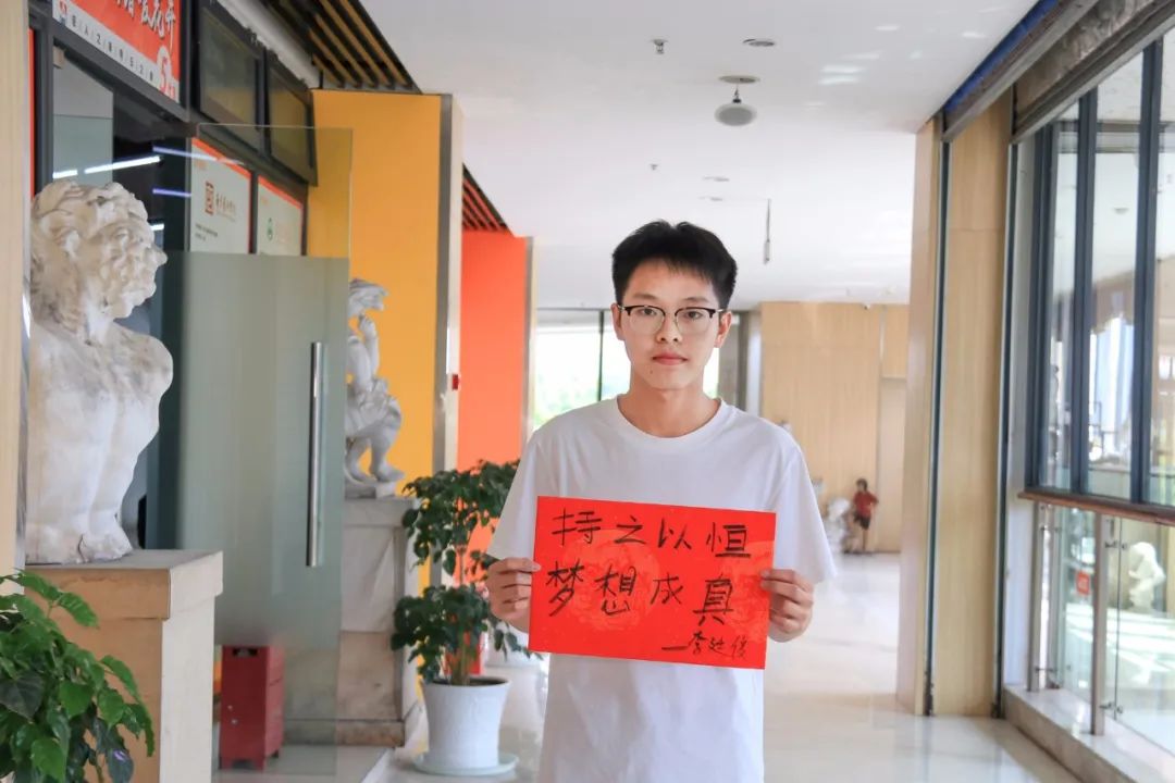 逐夢(mèng)高考向未來(lái)丨巨明畫(huà)室祝所有高三學(xué)子高考順利、金榜題名！