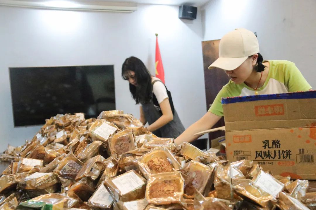 月滿中秋，情滿巨明丨重慶巨明畫室?guī)熒捕戎星锛压?jié)