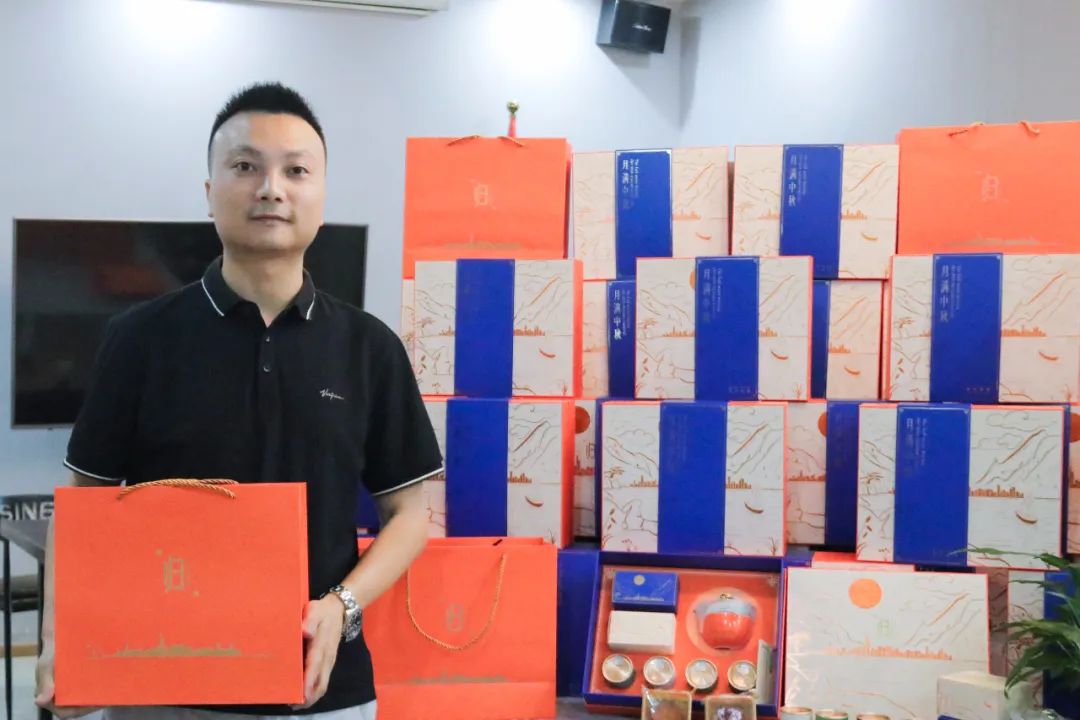 月滿中秋，情滿巨明丨重慶巨明畫室?guī)熒捕戎星锛压?jié)