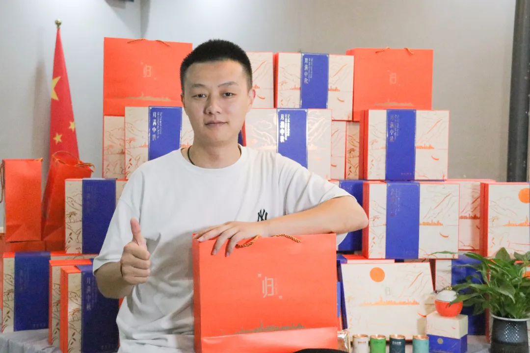 月滿中秋，情滿巨明丨重慶巨明畫室?guī)熒捕戎星锛压?jié)